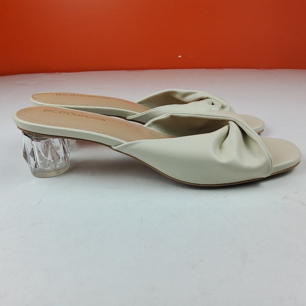 BCBGenerartion Women Round Block Heel Open Toe sandal Cream 10 (Lot 972)